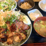 Tsuru kame - 豚丼　小鉢もたくさん