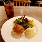 地下バル Cheers FOOD & WINE - アイスティ/パン/サラダ/自家製ポテサラ