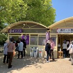 あしかがフラワーパーク西売店 - 西口ゲートの横で