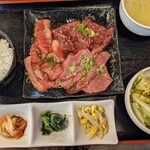 Kurogewagyuuittougaiyakinikugyoutokuen - 焼き肉ランチ1,000円
                        ご飯と黒烏龍茶はおかわり自由