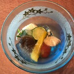 鄙の料亭地御前 - 焚合せ（鯛鹽煮、ミニトマト、椎茸、黄パプリカ、九條葱、酢橘）。