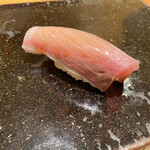鮨 まつうら - 羅臼のブリ、寒ぶりとまではいかないけれども爽やかな脂の香りが心地よい