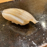 鮨 まつうら - 少し小ぶりですが歯応えよく、何より包丁の入れ方がとても好きなタイプ