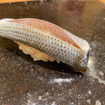 鮨 まつうら - さっぱりと言うよりはしっかりとした身質を感じさせる小肌