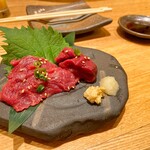 にくの助 - 馬刺し2種の食べ比べ(上ロース、ヒレ)