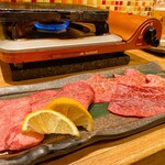 にくの助 - 焼肉(赤身肉は左奥からZ字にランプ、イチボ、上ロース、サンカク)