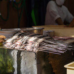 駿河屋 - 2021.11 店先で串打ちされている鰻