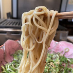 旨味熟成肉専門 焼肉 ふじ山 - 細目のストレート麺はもっちりしており歯応え抜群