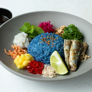 色鮮やかな青いご飯を使ったヘルシーなライスサラダ「カオヤム」