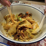 Wan Rakuen - しっかり混ぜます。
                        野菜の食感、キャベツも大事！