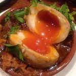 煮込み半熟玉子を割ると