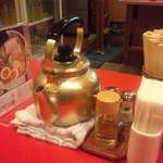 かもめ食堂 - 卓上にやかん・・・「昭和」?