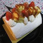 クラークシーゲル - いちごのキャラメルチーズケーキロール？