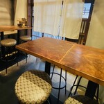 蕎麦バル 1351 - 2〜4名で座れる人気のテーブル席！みんなでワイワイ楽しいお時間を
