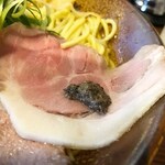Ramen Iwamotoya - 豚チャーシューの上にはトリュフペースト。レアの状態で柔らかくて美味しい。
                        トリュフは食べたことないから表現できない（泣）