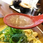 Ramen Iwamotoya - 香りはイイですね。でも少々クドメのスープ。岩本屋はクドメのスープが多いですな。