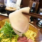 Ramen Iwamotoya - 鶏チャーシューもレア仕上げ。ツルンとした食感です。