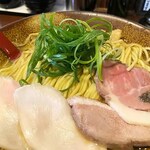Ramen Iwamotoya - 20cm弱のどんぶりに入って提供。中太の麺の上には鴨、豚、鶏のチャーシュー、青ネギ、穂先メンマが乗っております。