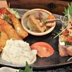 Izakaya Ikenomedaka - エビフライ、煮物、生春巻き