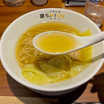 淡麗拉麺 志おん - 黄金色のスープは柚子の風味だけで無く酸味も効いています。