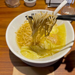 淡麗拉麺 志おん - 相模原市陽光台の「有限会社　佐々木製麺」製の細麺ストレート