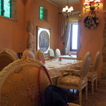 レストラン＆カフェ ラ・ヴィータ - ステンドグラスのある店内