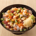 午餐海鲜玫瑰散寿司碗配味噌汤