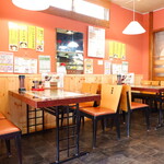 音羽鮨 - 入り口すぐの椅子席４人掛け×４卓