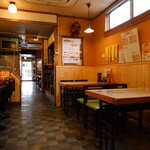 音羽鮨 - 寿司厨房側は壁が茶。中華も食べられる。