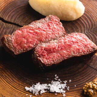 薪火の香りを楽しめる熟成を重ねた自慢の肉料理！