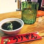 沖縄料理のライヴ居酒屋　うりずん - お通しのもずく酢と於茂登(泡盛)