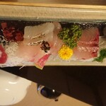 福松荘 - イサキ、カンパチ、カツオ、アジ、青タイ、ホーボー、ウメイロ、タイ、エビの9点盛り