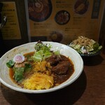 SPICY CURRY 魯珈 - 限定カレーのROKA風★欧風豚スペアリブのカレーとトリプル鶏出汁カレー～鶏ックor鶏ィート～の２種カレー＋スパイス福神漬け＋ぷちサラダ