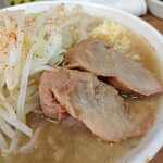 ラーメン二郎 - 厚みも申し分ない