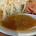 ラーメン二郎 - 美しいスープ