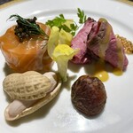 洋食 つばき - 前菜：スモークサーモンのキャビアのせ 飛騨牛のローストビーフ 落花生と栗