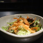 くいもの屋わん - キャベツ、サニーレタス、ワンタン揚げのサラダ