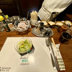 欧風料理 もん - まずご提供されたミニサラダとテーブルセッティング