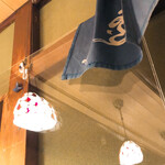 うを徳 - アクリル板が上のレールで吊るされています