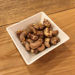 ワイン ステーション プラス - 定番FOODの皮つきカシューナッツ