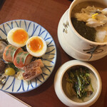 瓢亭 - お寿司、瓢亭卵、炊き合わせに酢物。