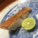 Isoda - 銚子産の金目鯛です。遠火の弱火でじっくりゆっくり熱を加えます。皮裏の金目鯛自身の脂で鱗がカリカリに仕上がりました。振り塩と酢橘でいただきます、！もうね、絶品！