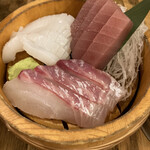 Akabane Torobako - お刺身三点盛り
                        美味しい刺身です
                        扱いがいい感じがします