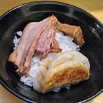 武者気 - 餃子にチャーシューをオンザライスで、この食べ方旨いよね