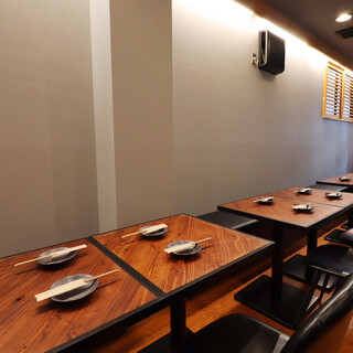 貸切OK！目を惹くテーブルが並ぶ、居心地抜群のシックな店内