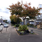 手打ちそば 思君楼 - 商店街駐車帯