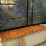 ワイン ステーション プラス - 窓際立飲みカウンター