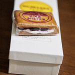 巴裡 小川軒 新橋店 - レーズンウィッチの箱の上に