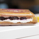 巴裡 小川軒 新橋店 - レーズンウィッチの箱の上に