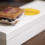 巴裡 小川軒 新橋店 - レーズンウィッチの箱の上に